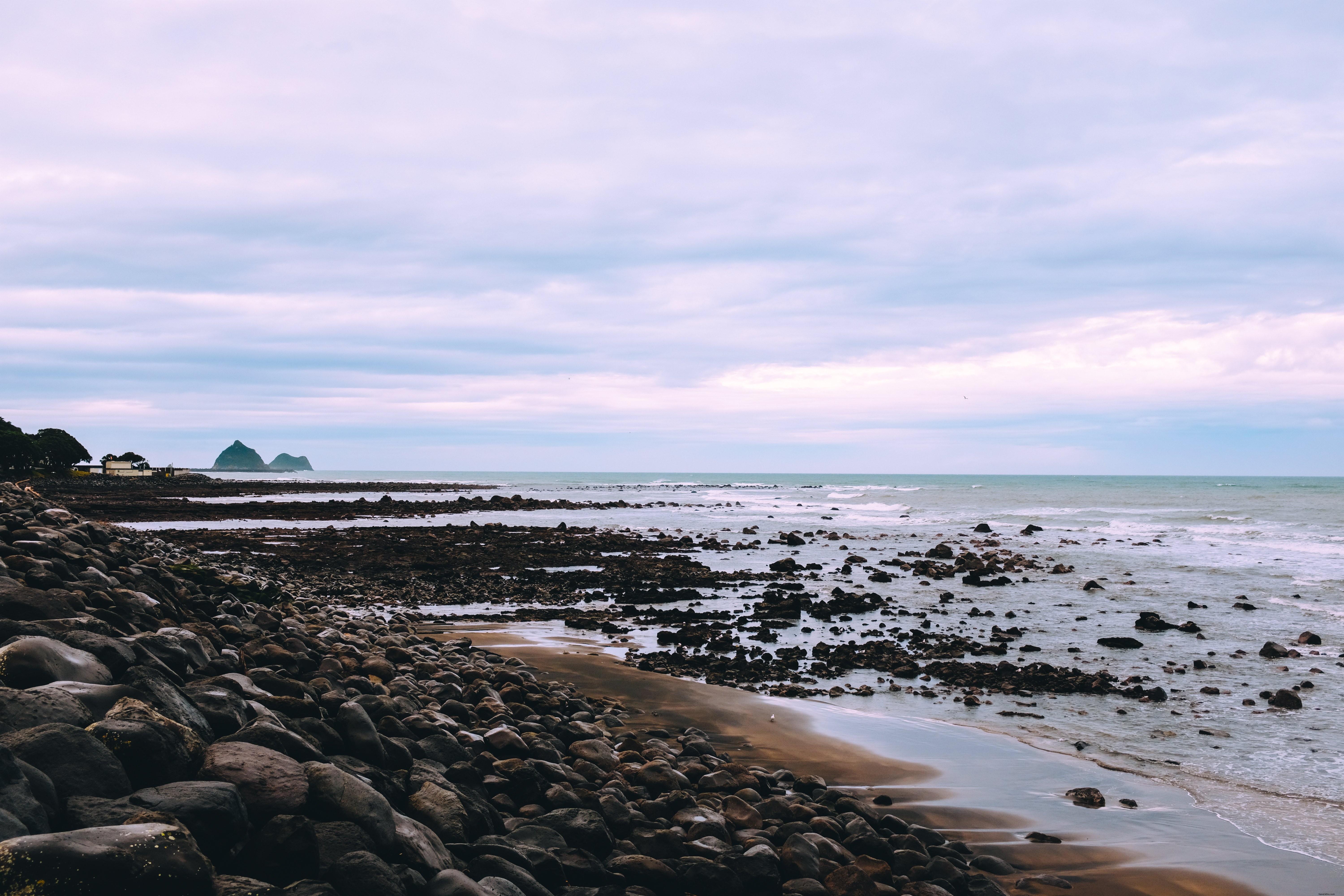 Majestic Tide Rolling In on a Cloudy Day: Stunning Seascape Photo