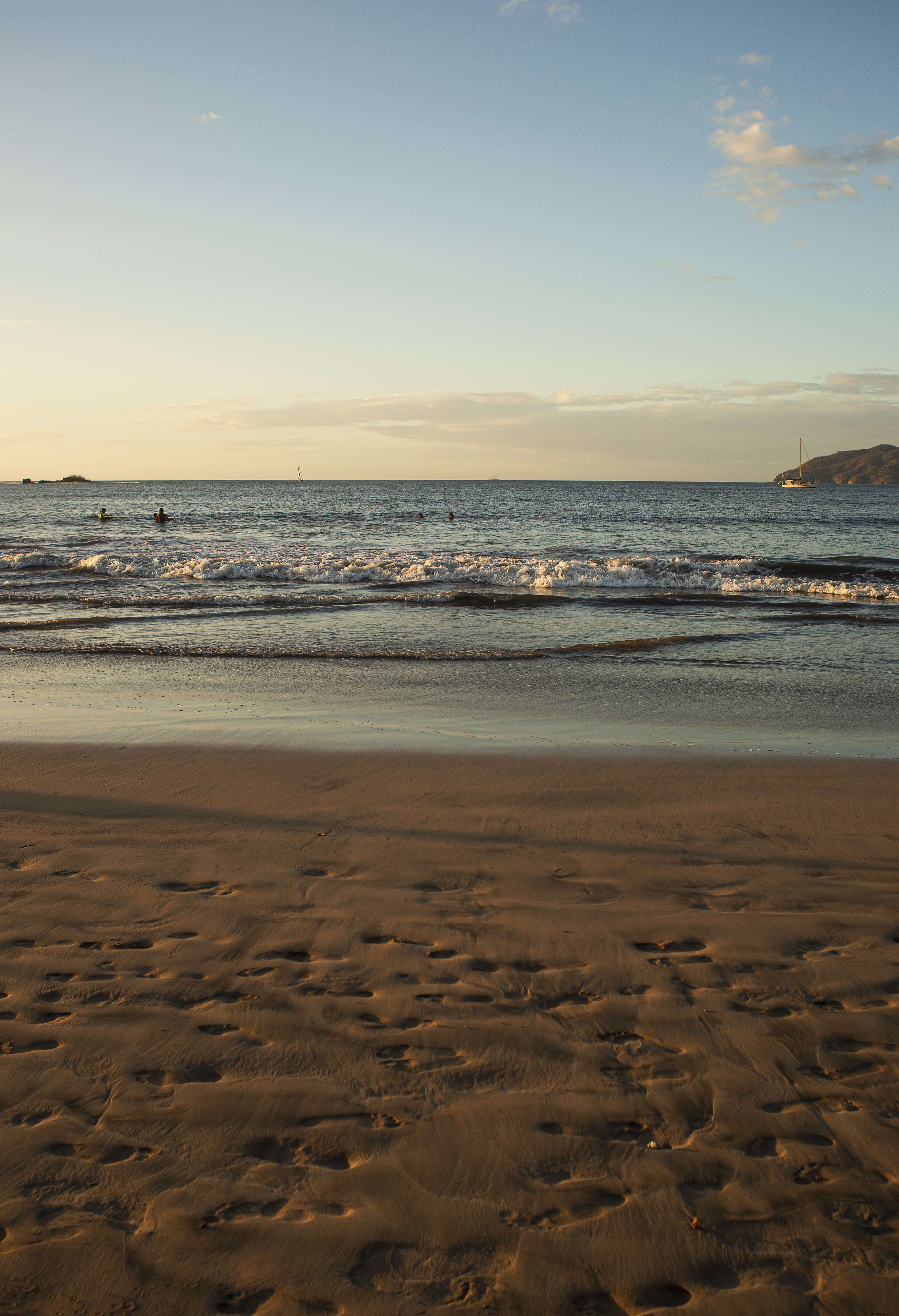 Stunning Sunny Beach Scene: Tide Rolling In – High-Resolution Photo