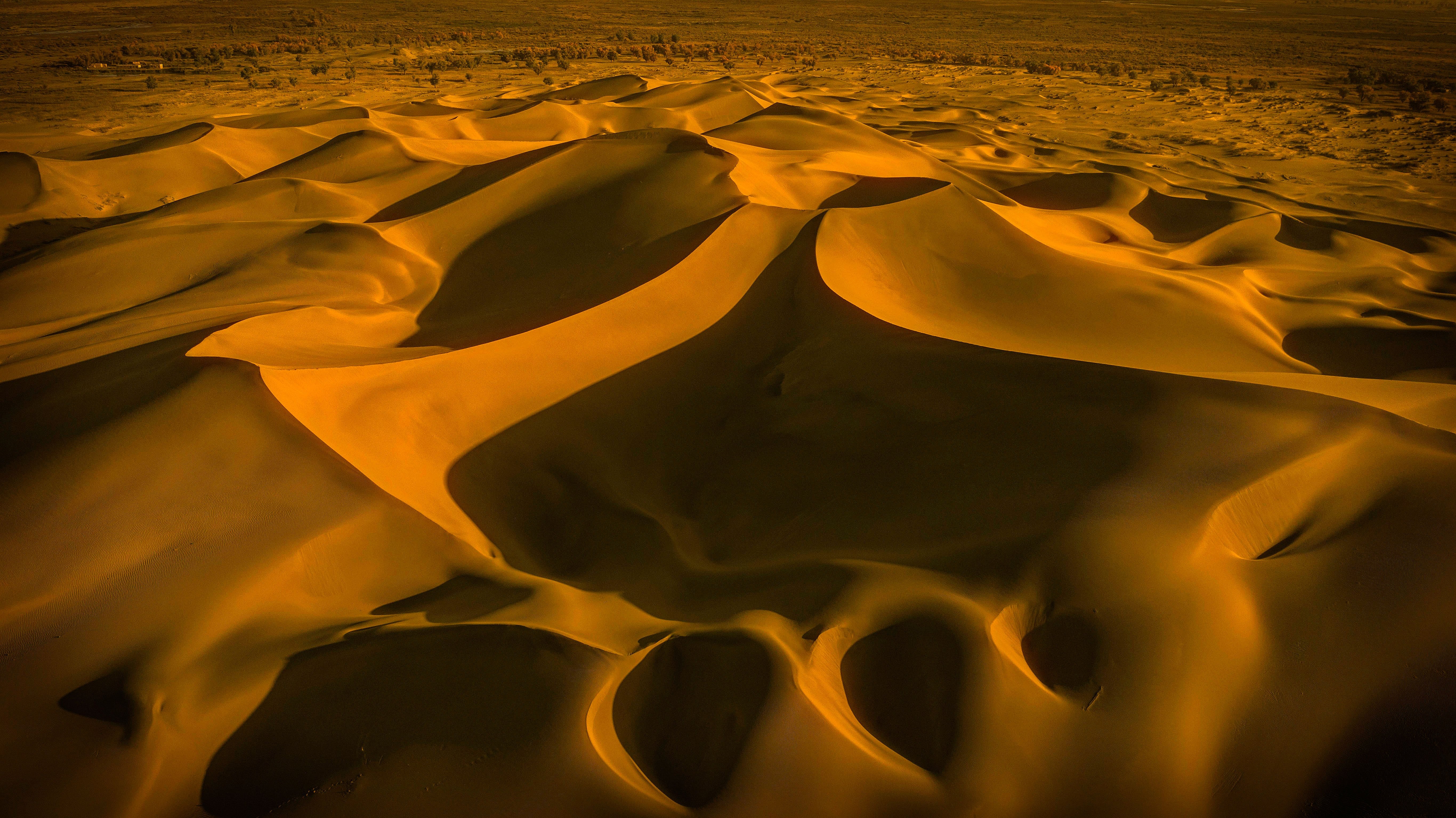 Stunning Abstract View of Soft Yellow Sand Dunes – High-Resolution Photo