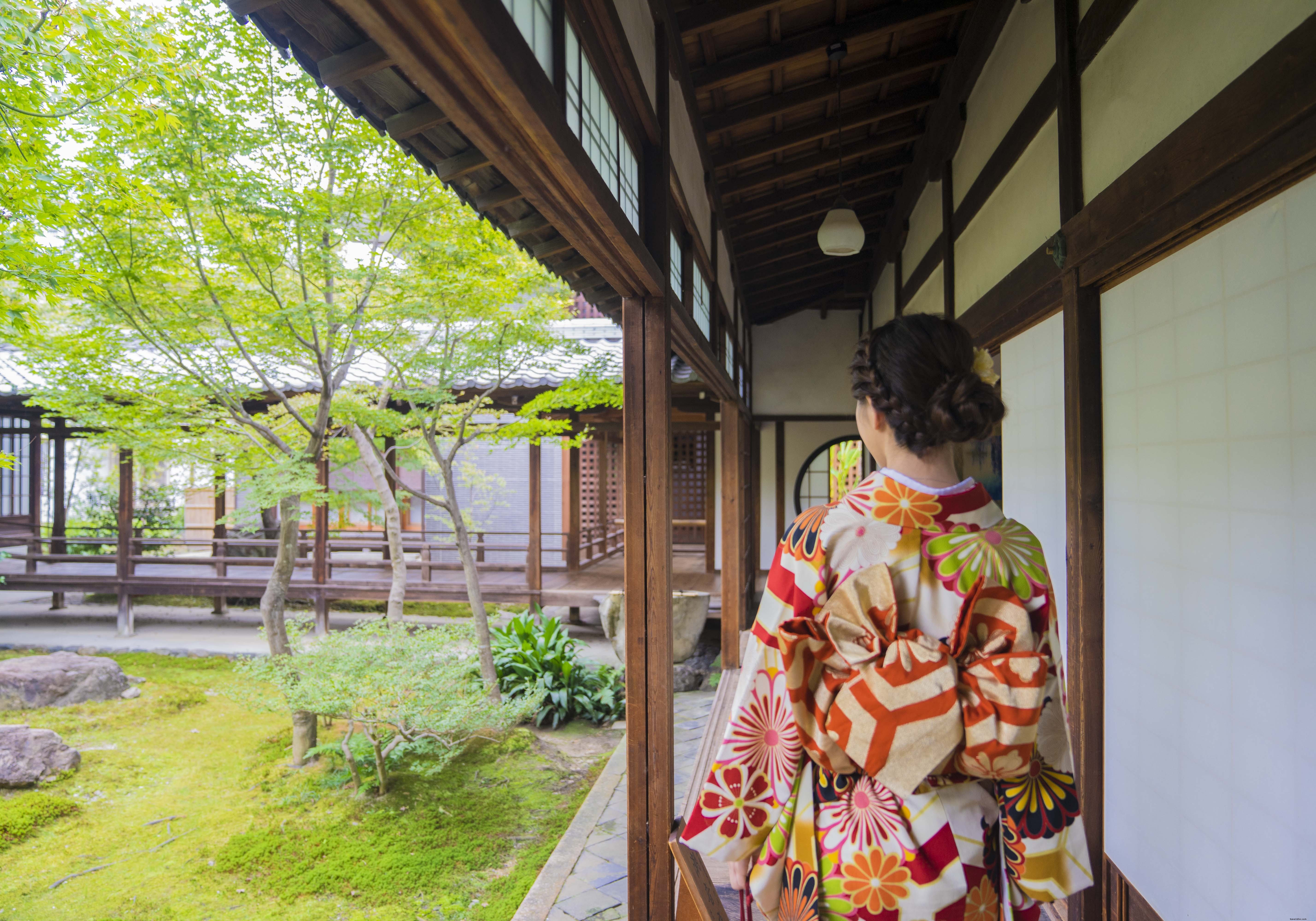 Elegant Back View: Person in Traditional Kimono – Stunning Photography