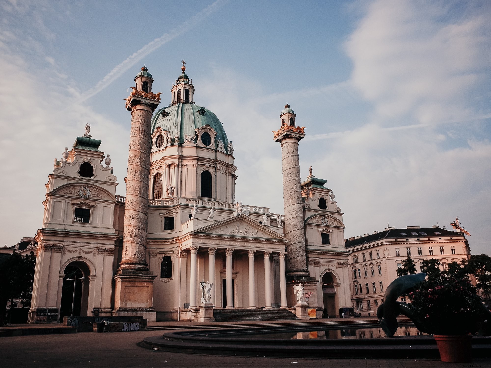 Stunning Photo of Grand Building with Circular Roof and Elegant Columns