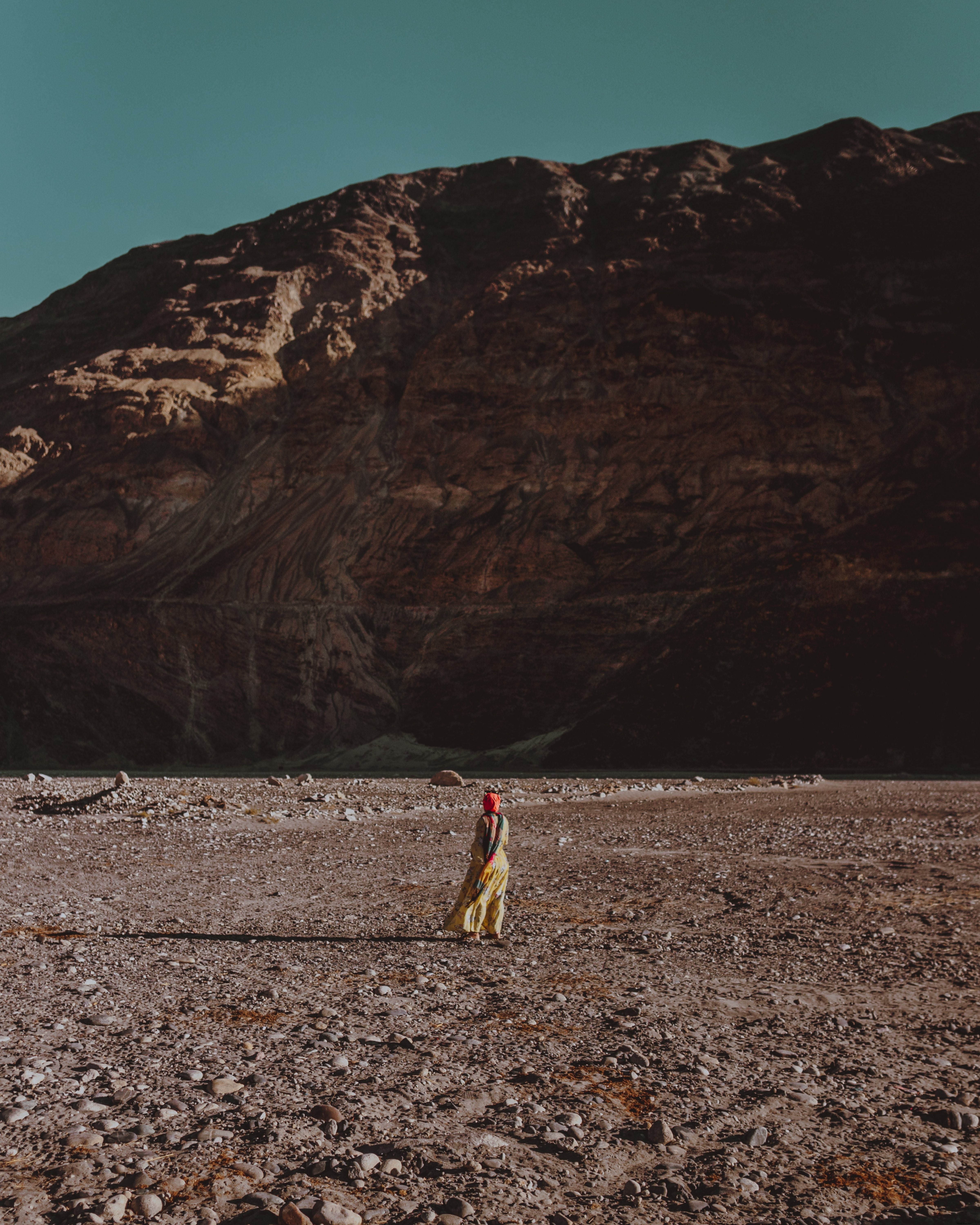 Captivating Desert Wanderer: Stunning Photography