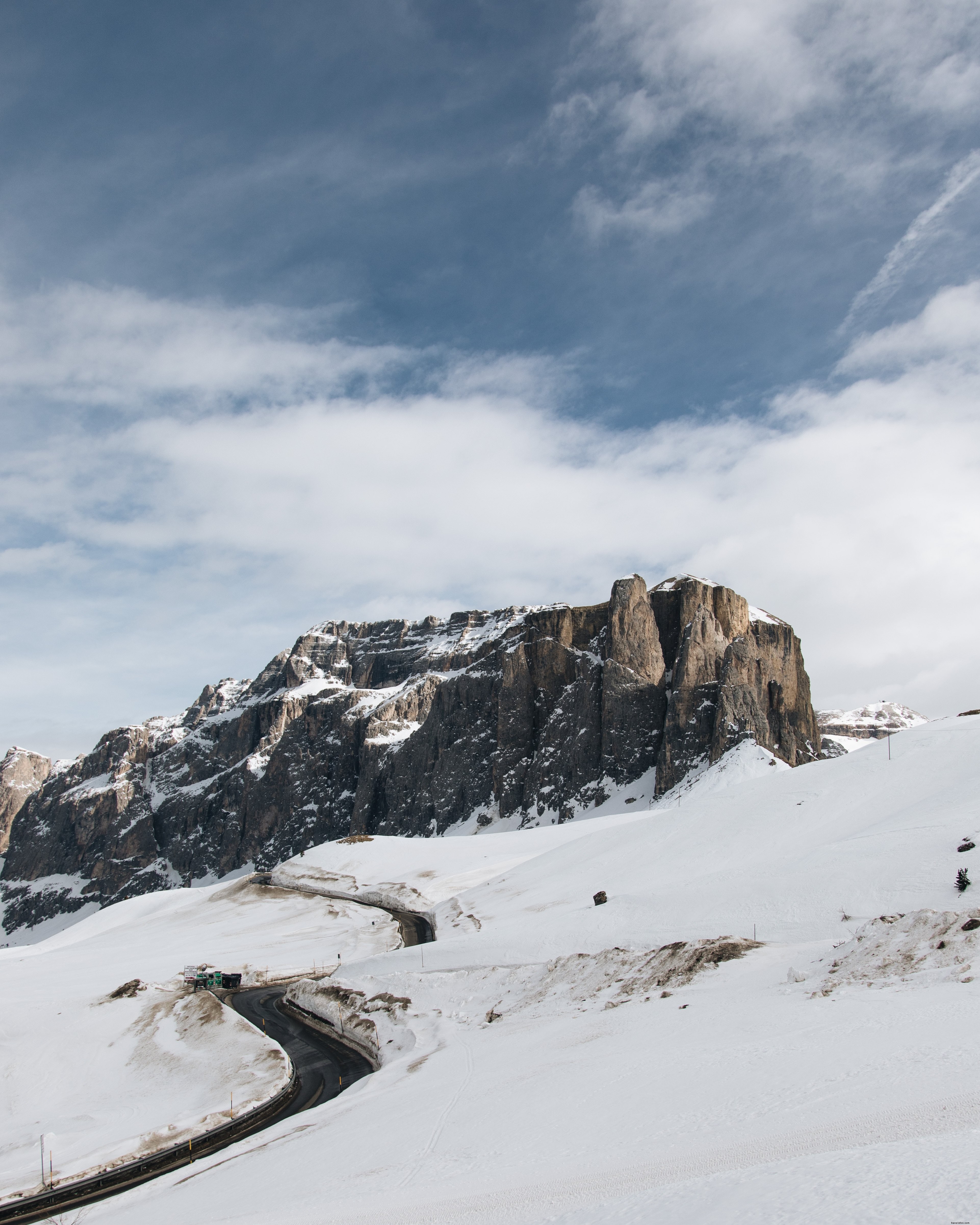 Stunning Mountain Peak Road Photo: A Scenic Journey