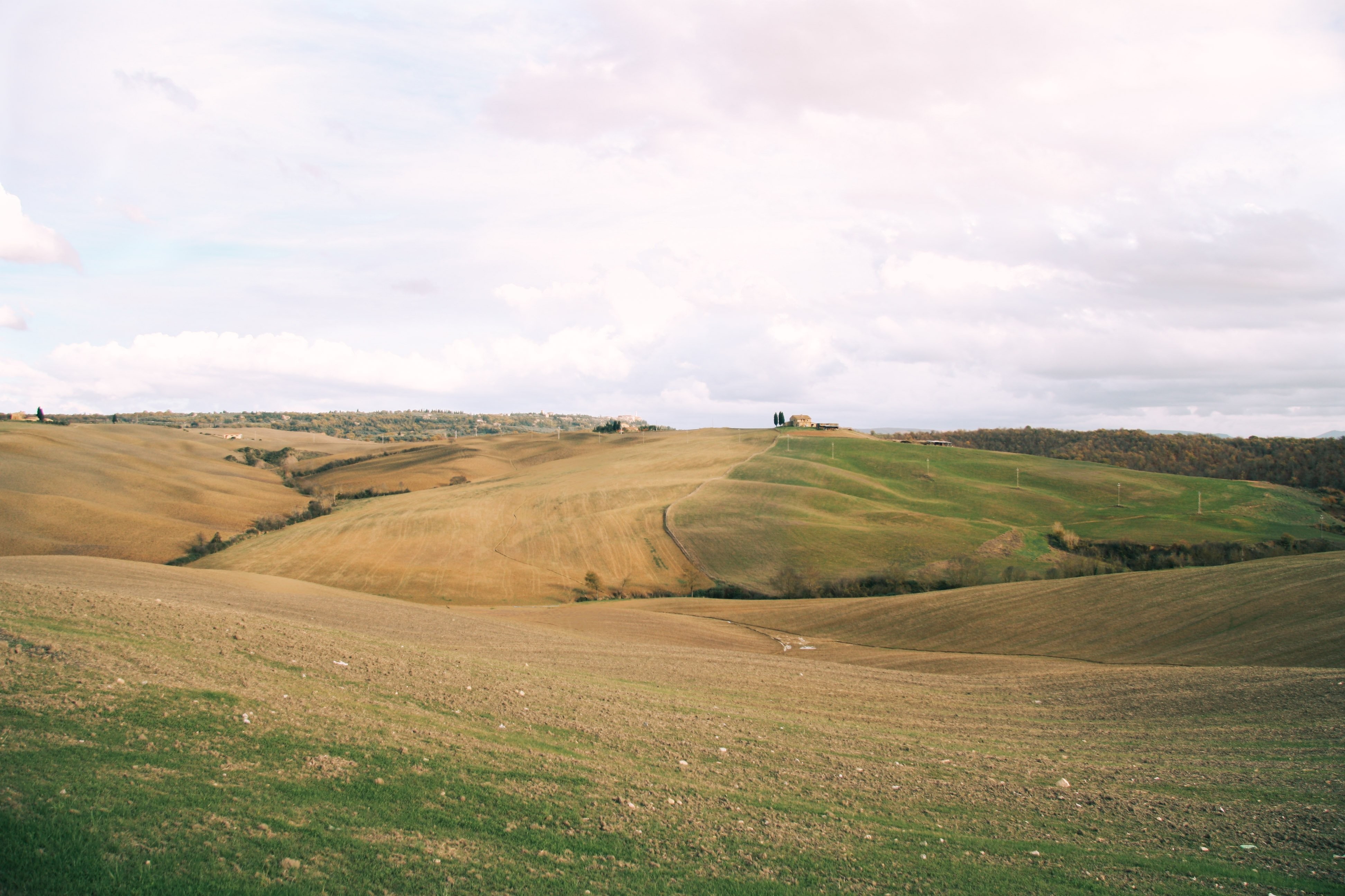 Stunning Italian Landscape Photo: House on the Horizon