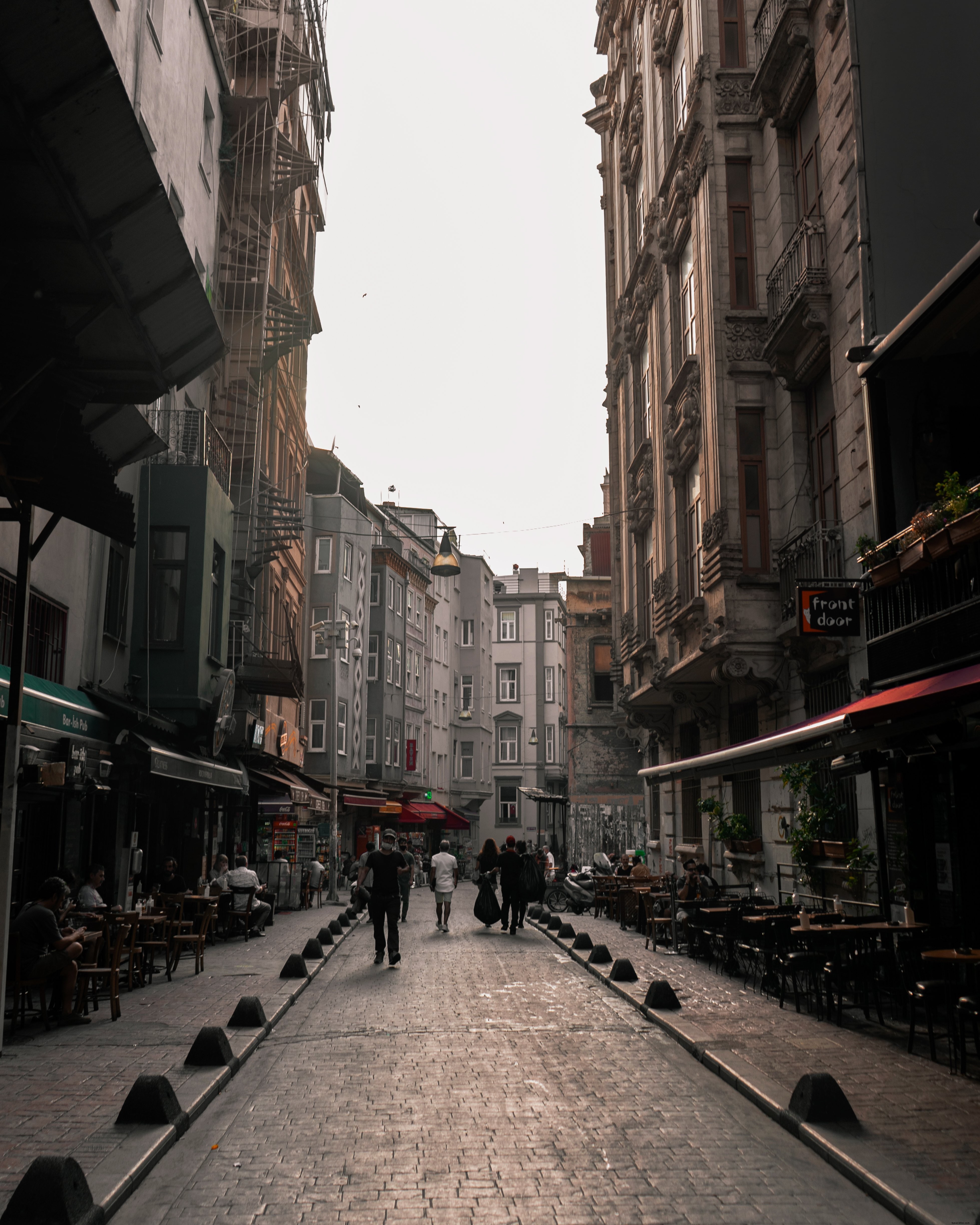 Elegant Courtyard Dining Amidst Skyscrapers: Stunning Restaurant Table View