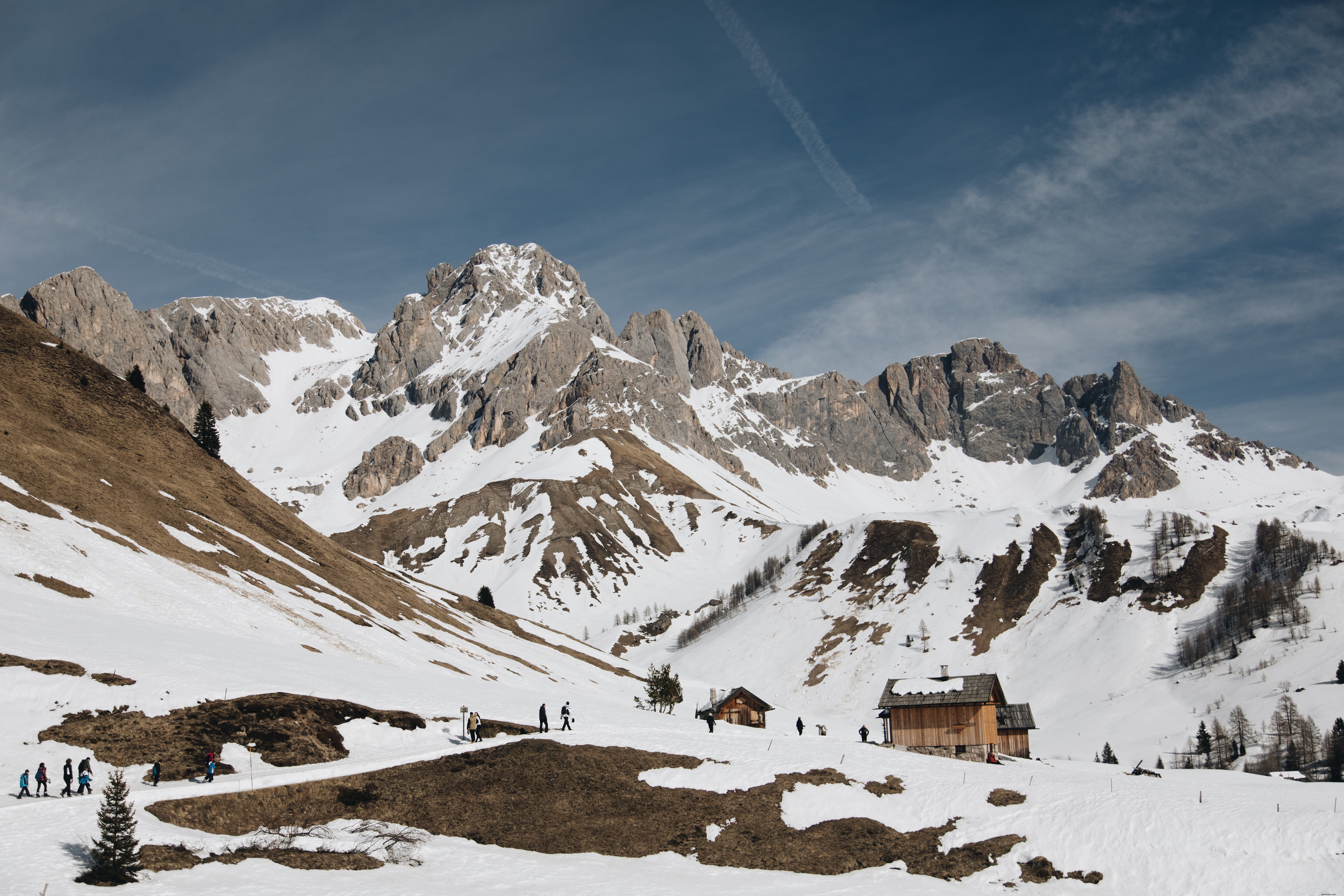 Tourists Return to Snow-Blanketed Log Cabins – Stunning Photo
