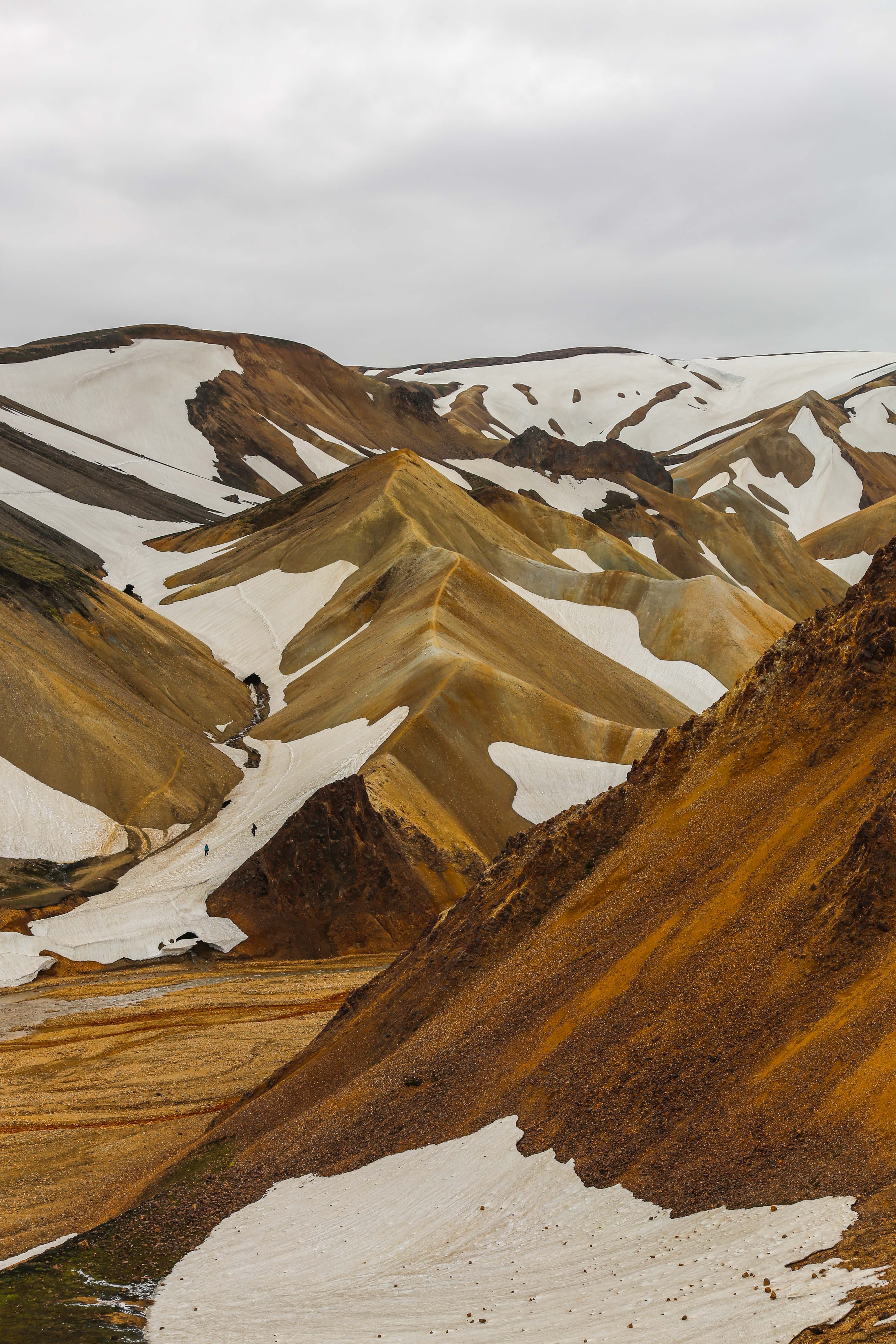 Stunning Sand-Covered Desert Hills at the Horizon – High-Resolution Photo