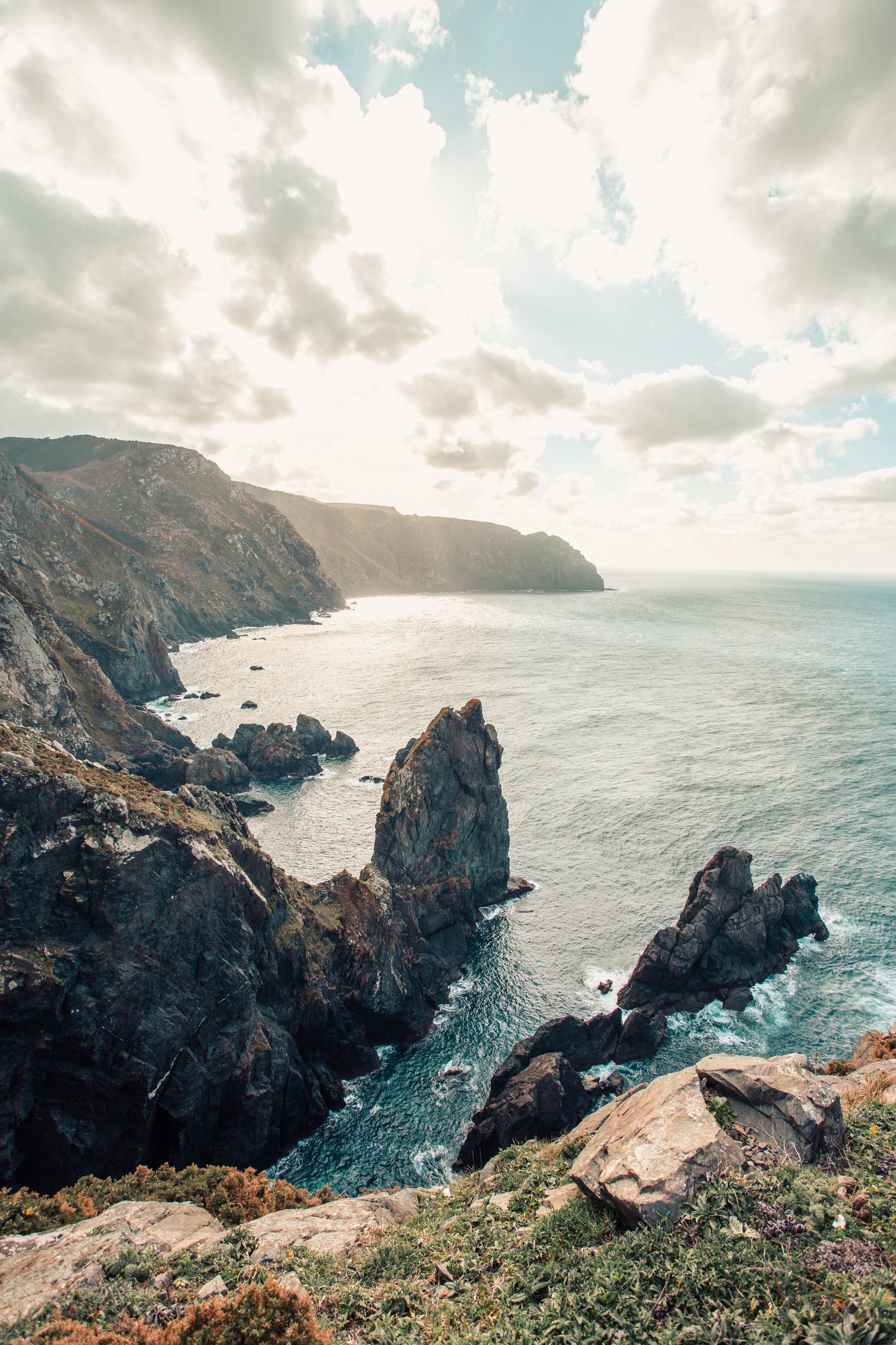 Majestic Rocky Cliff Overlooking the Ocean – Stunning Photo