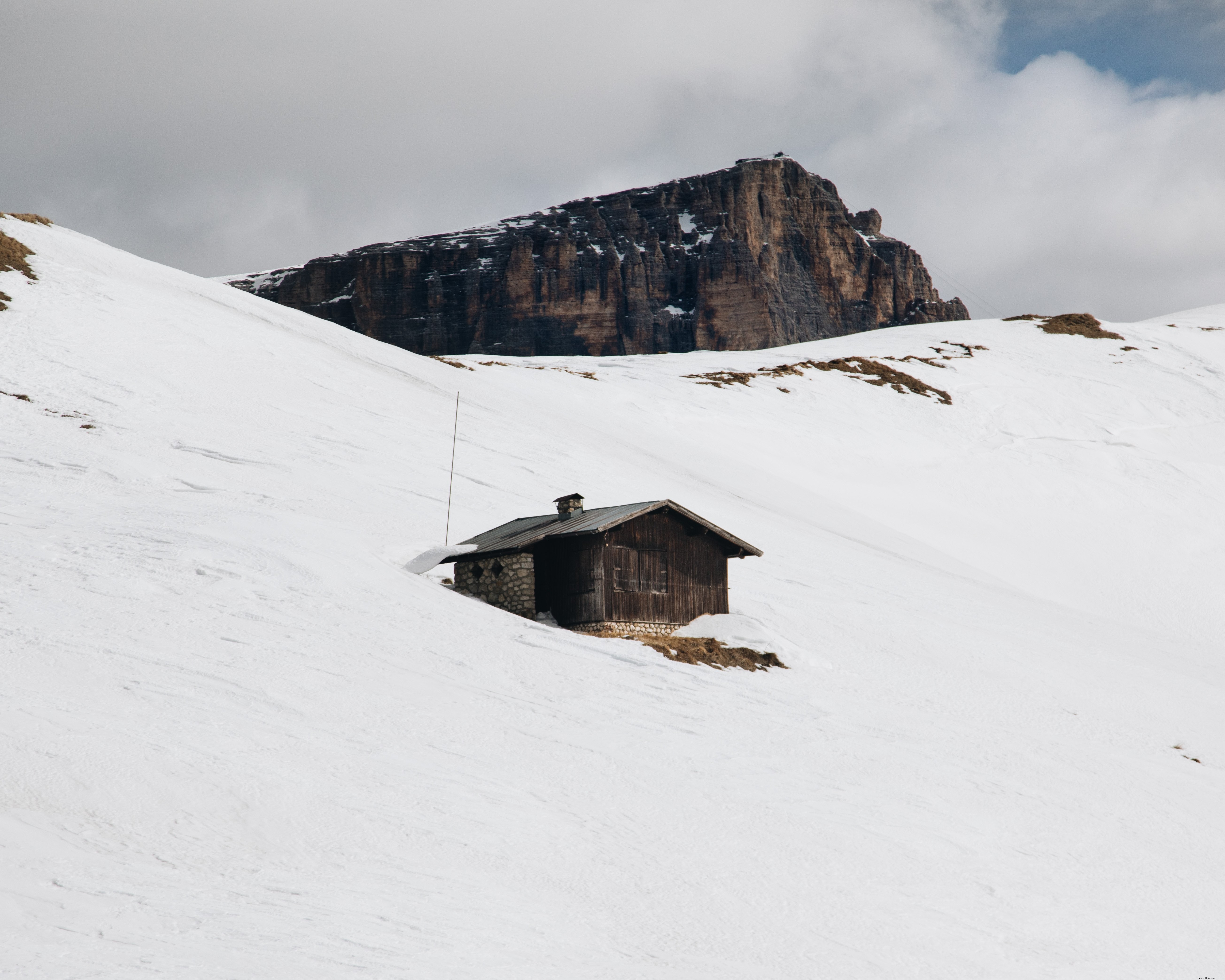 Cozy Log Cabin Nestled in Majestic Mountains – Stunning Photo