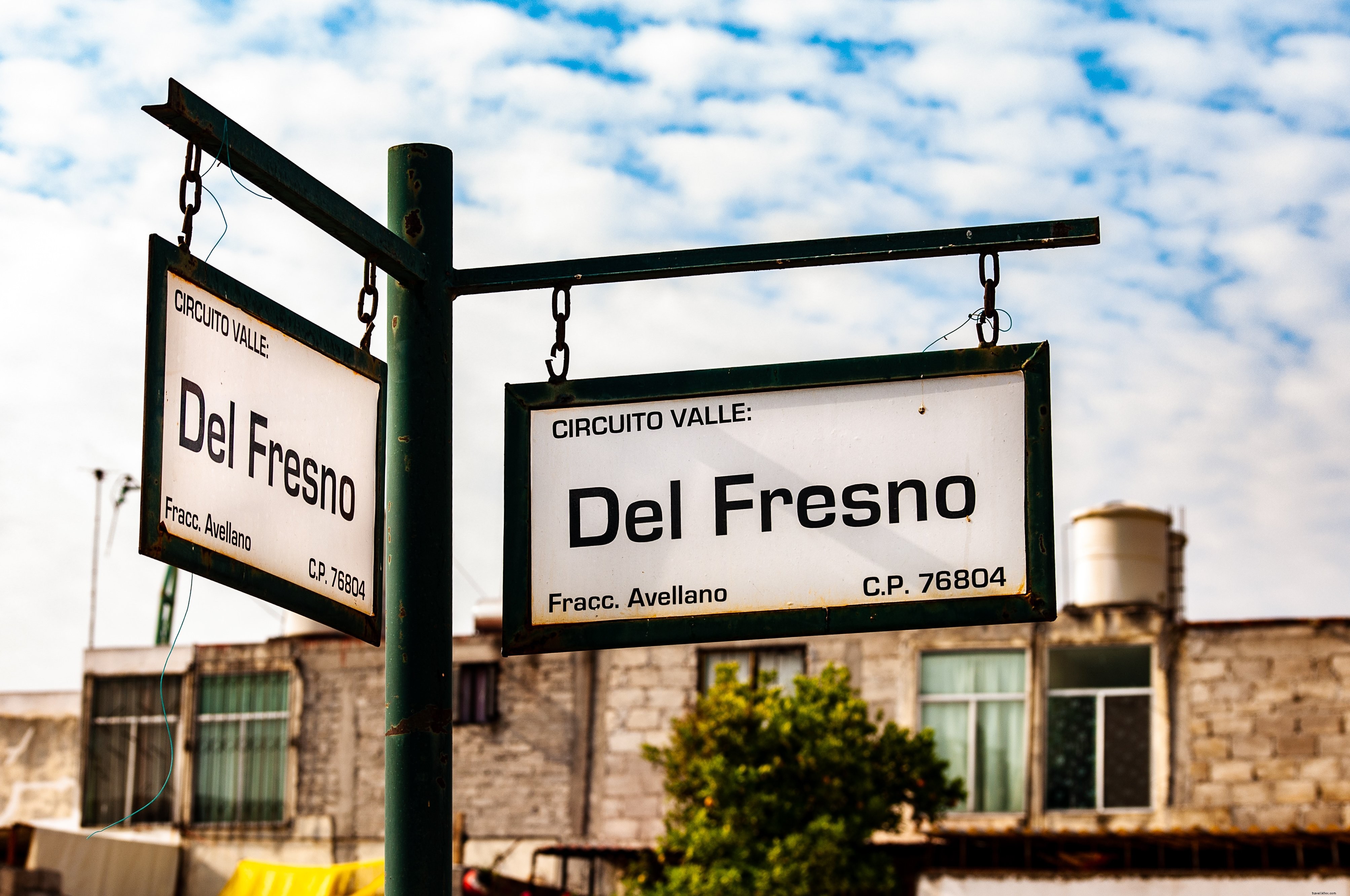 High-Resolution Street Sign Photography in Mexico
