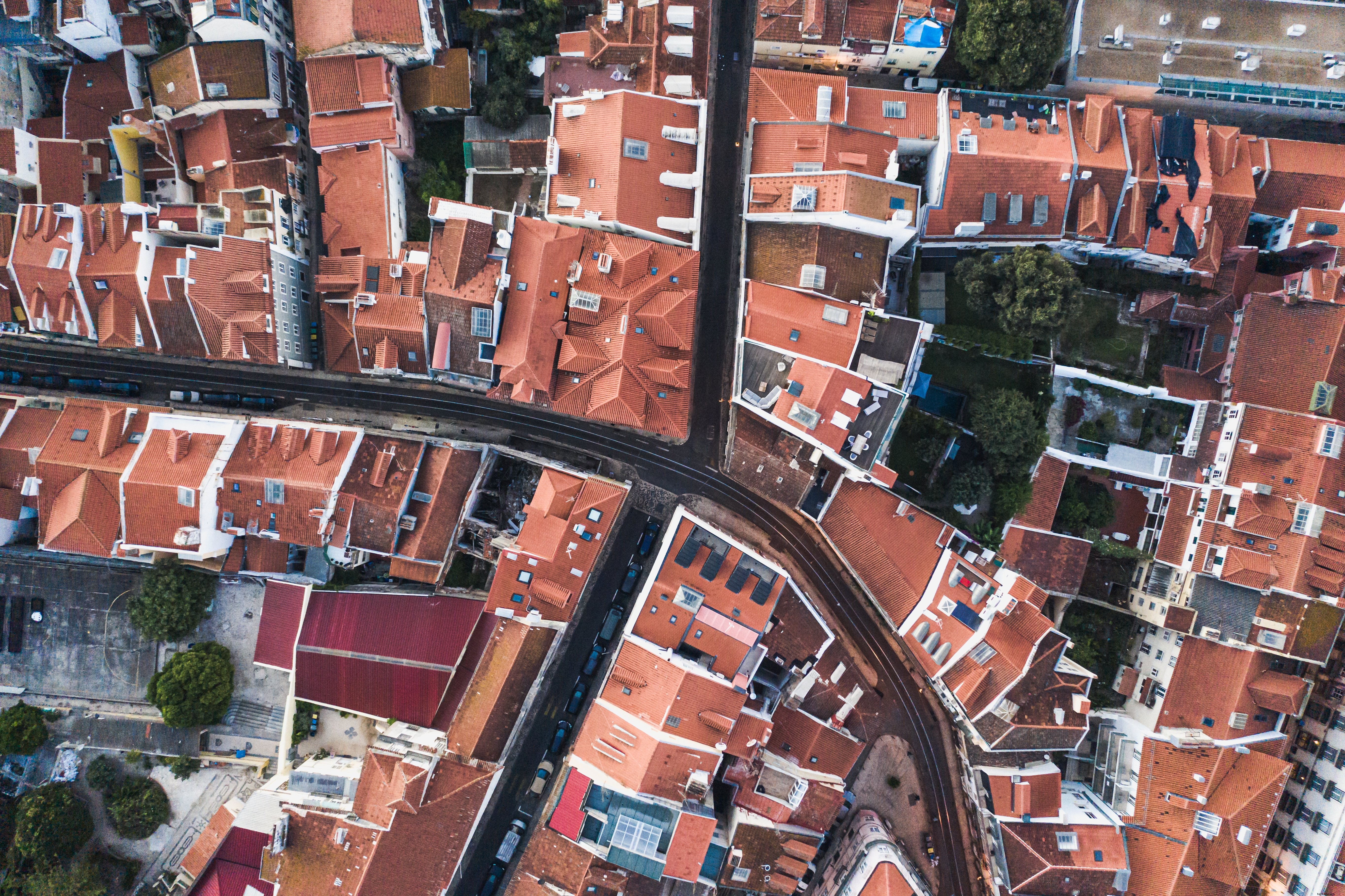 Lisbon s Red Rooftops & Curved Streets: A Stunning Architectural Snapshot