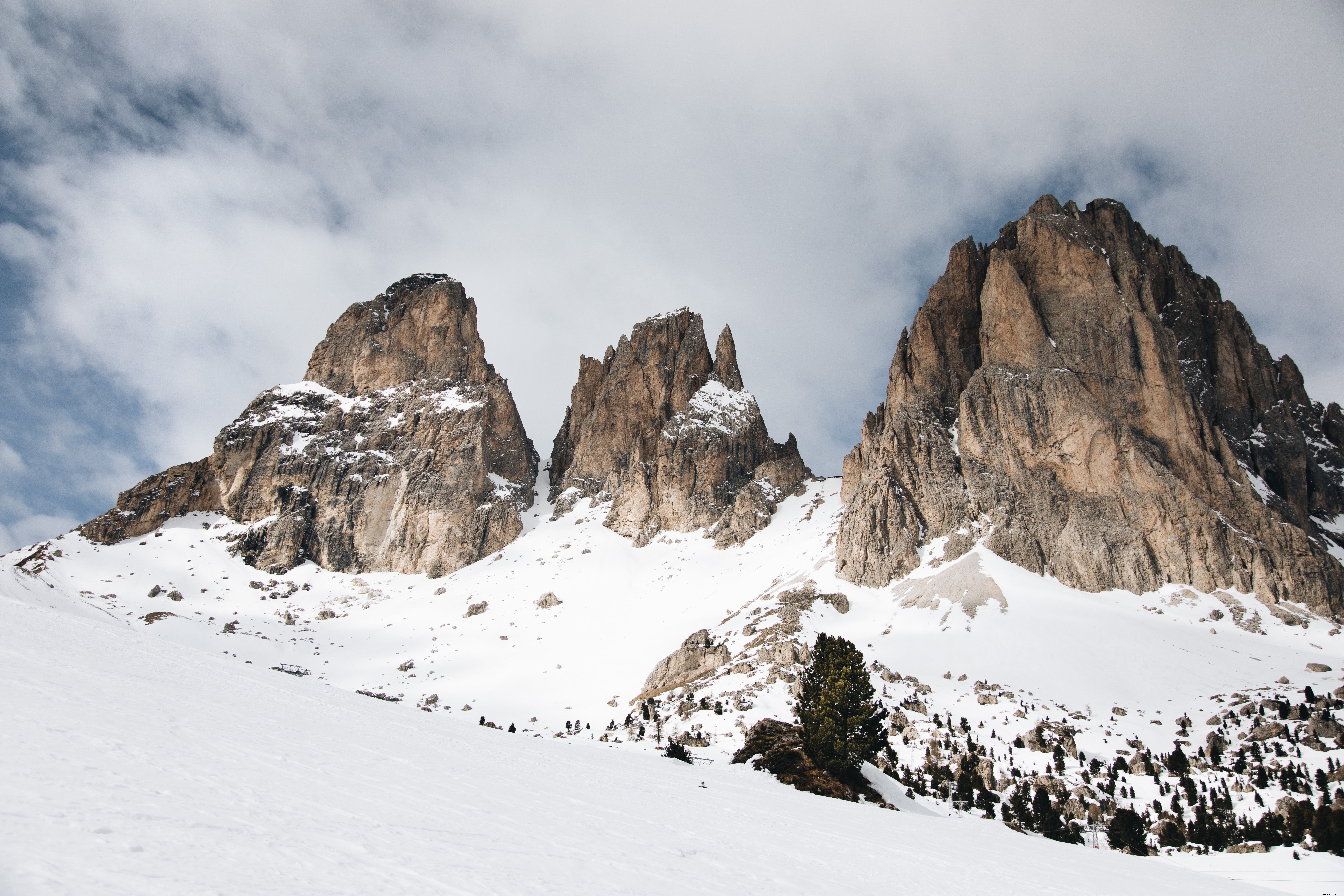 Stunning Cloudscape Over Mountain Peaks – Captured in High Resolution