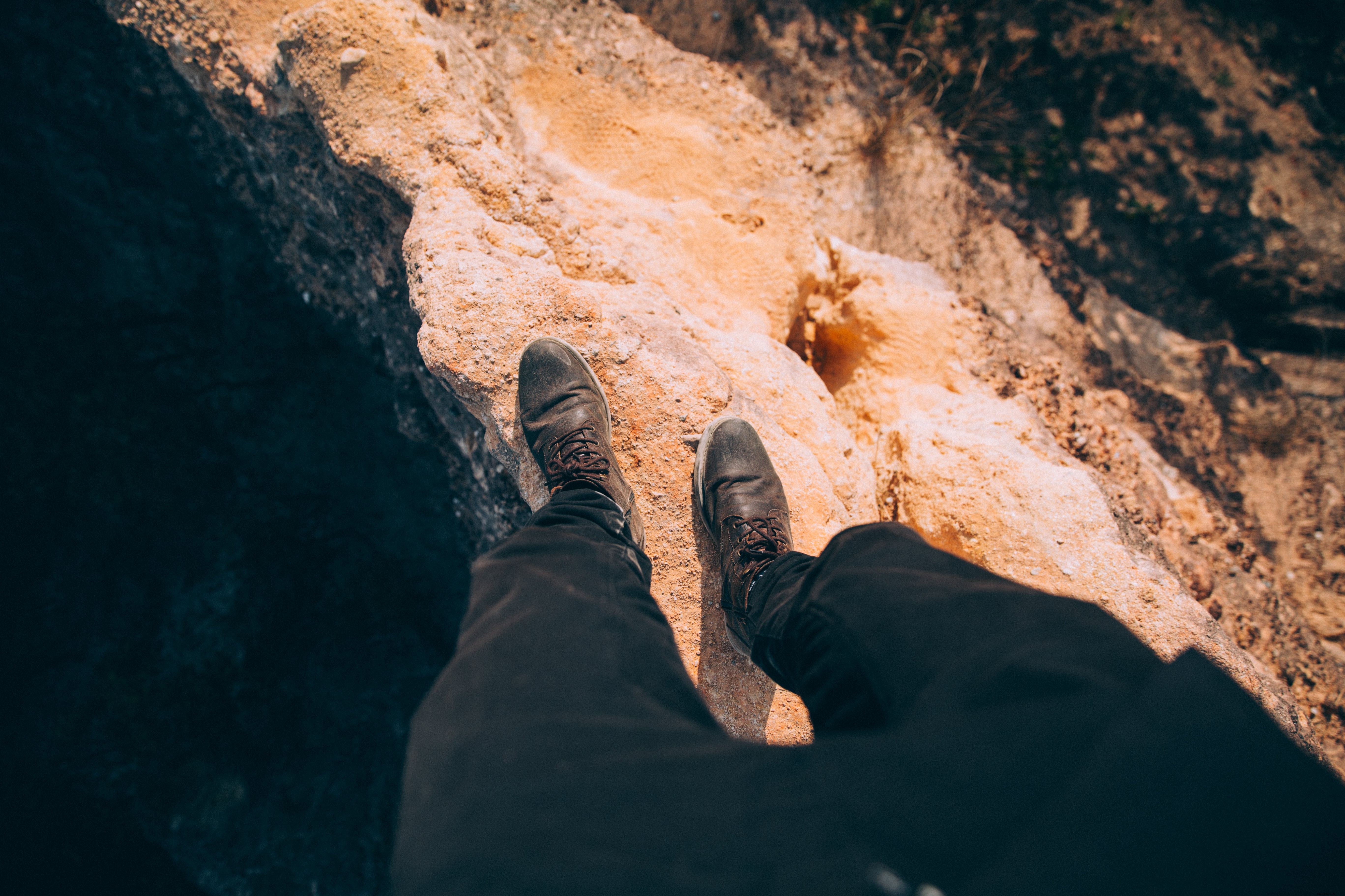 Stunning Rock Face Climbing Photo: Capturing the Thrill of Nature