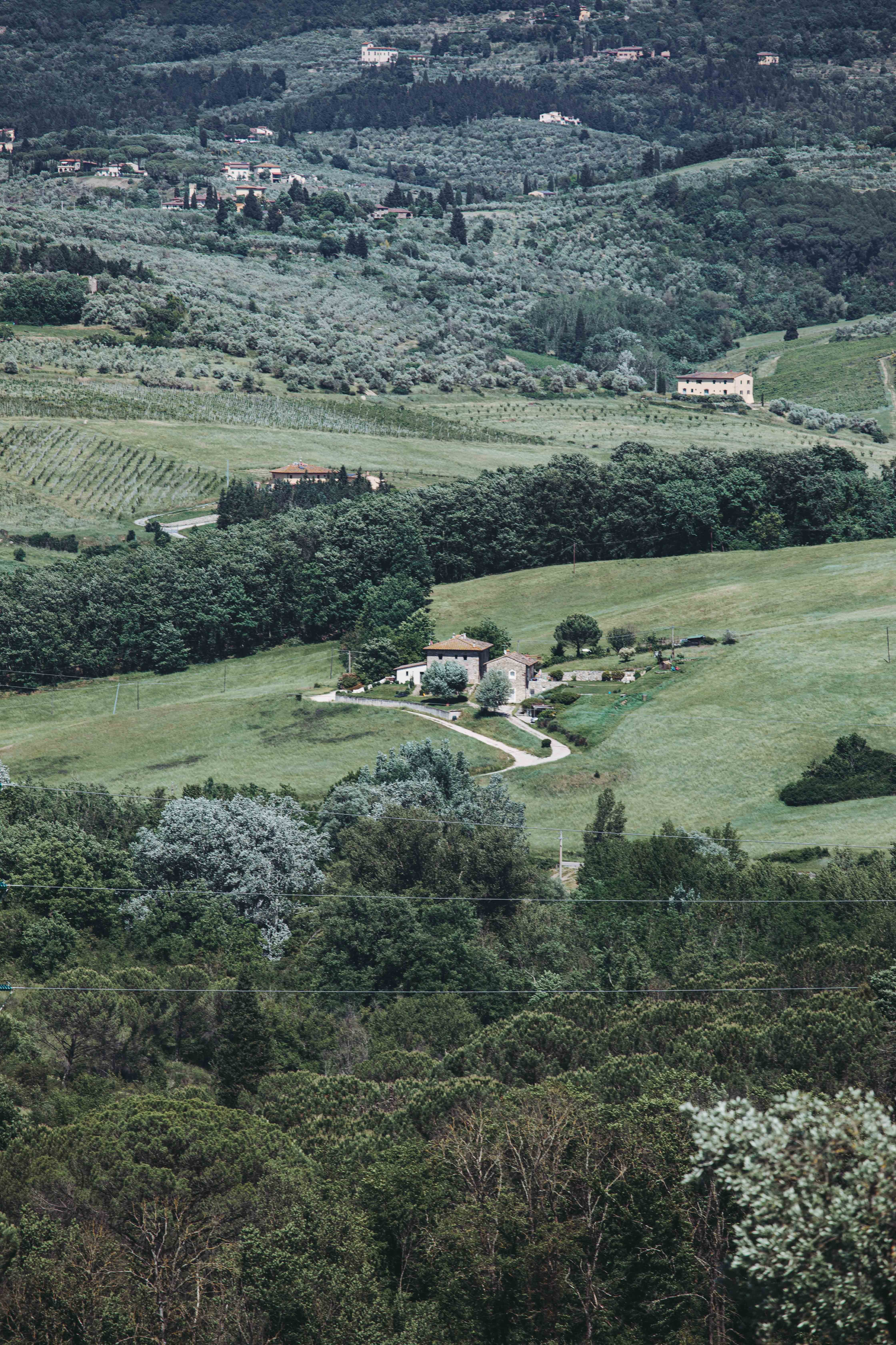 Scattered Houses on a Hillside: A Stunning Landscape Photo