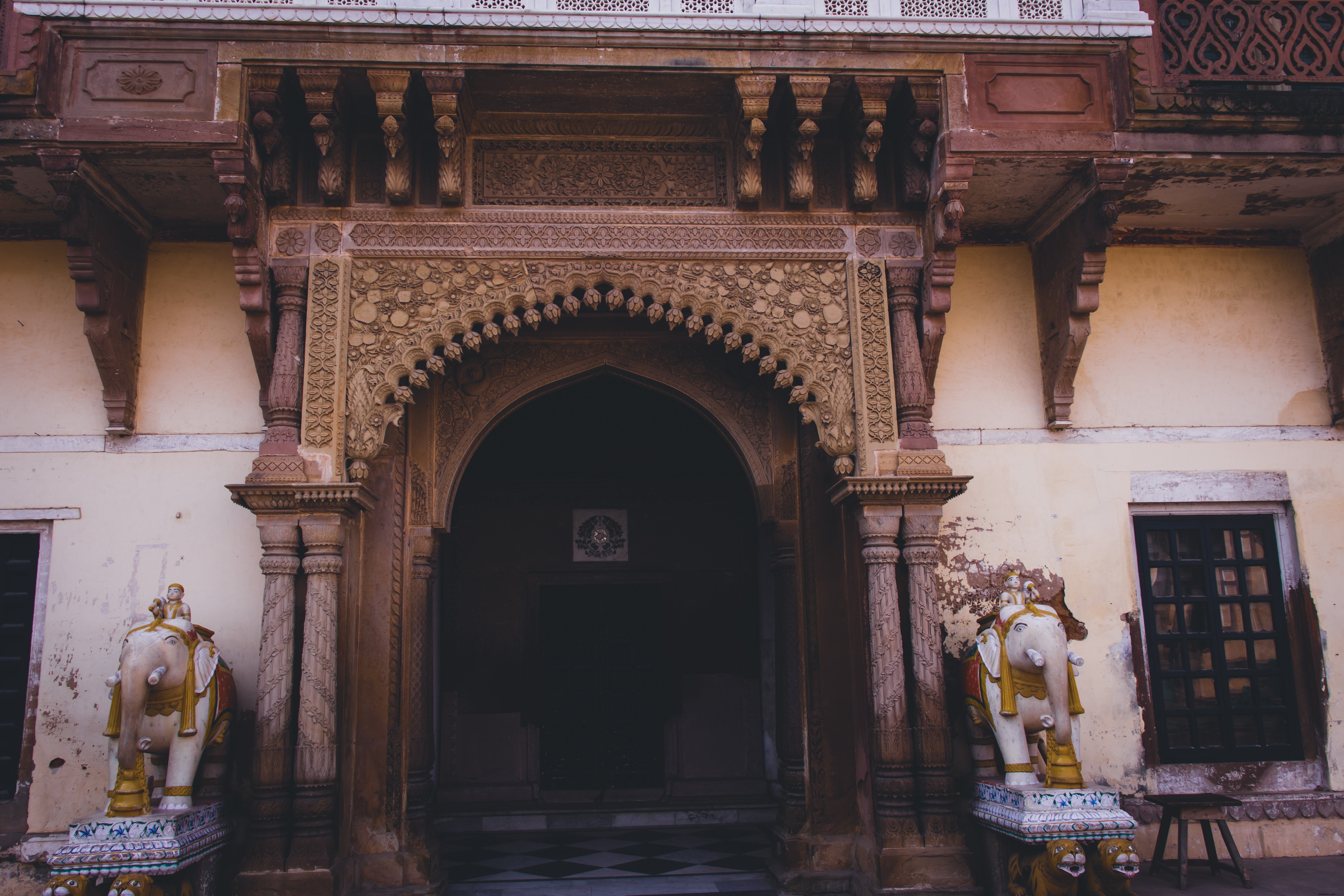 Stunning Temple Entrance: A Photographic Showcase