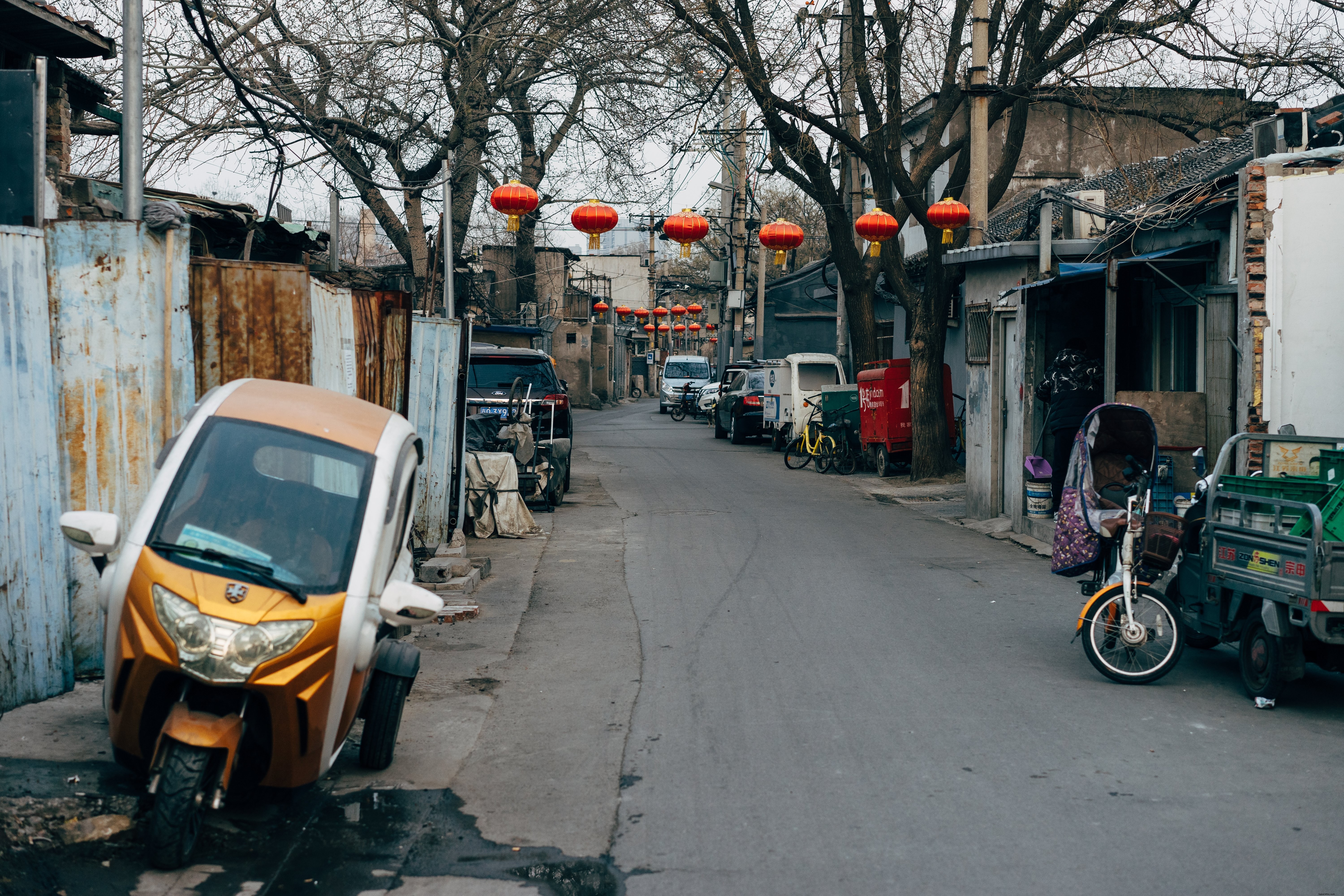 Stunning Photo of Empty Chinese Streets Illuminated by Lanterns