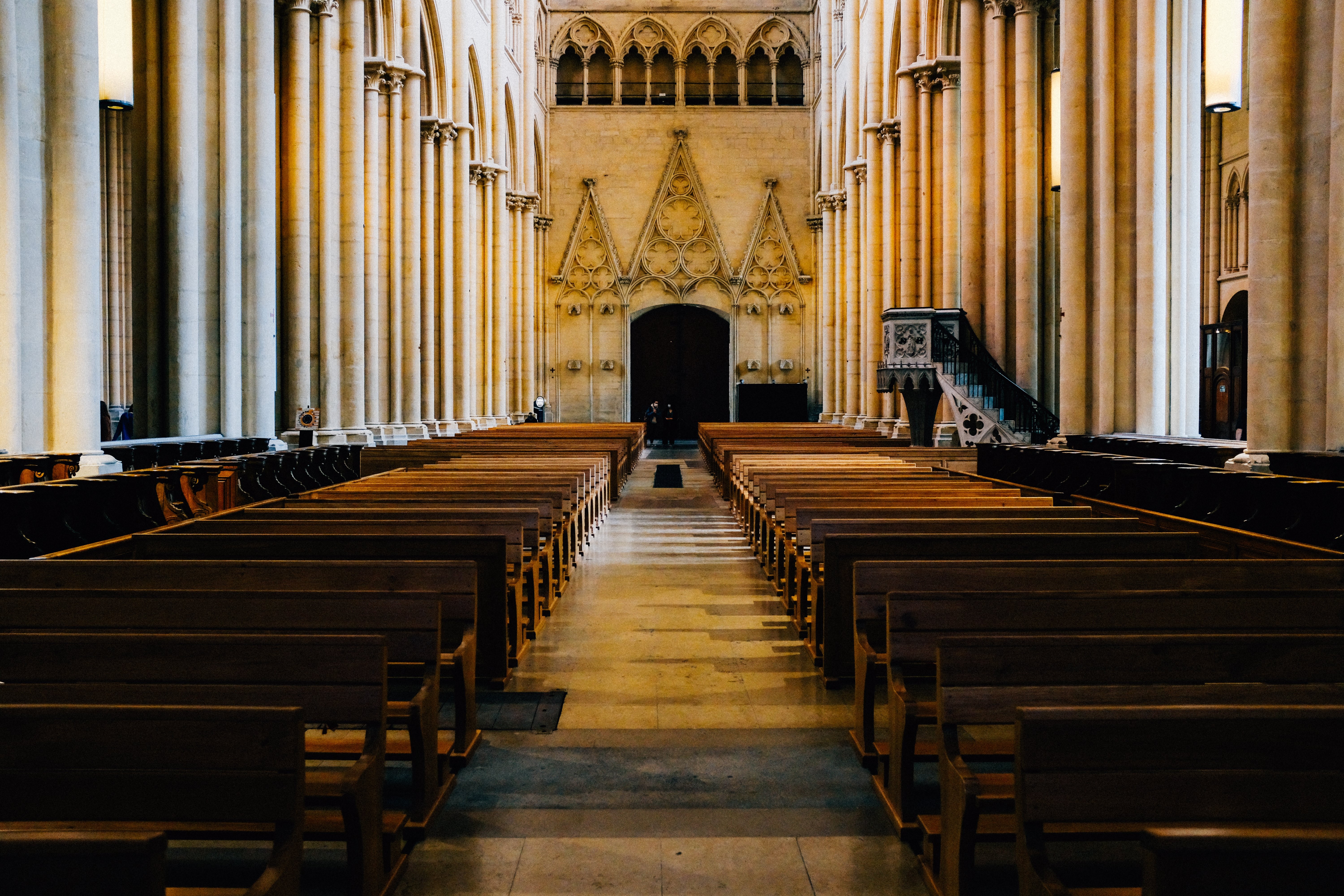 Stunning Church Interior: Pews Line the Aisle – A Photographic Tour