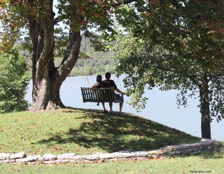 Riverside Inn & B&B – Elegant Ohio River Retreat with Suites, Dining & Event Spaces