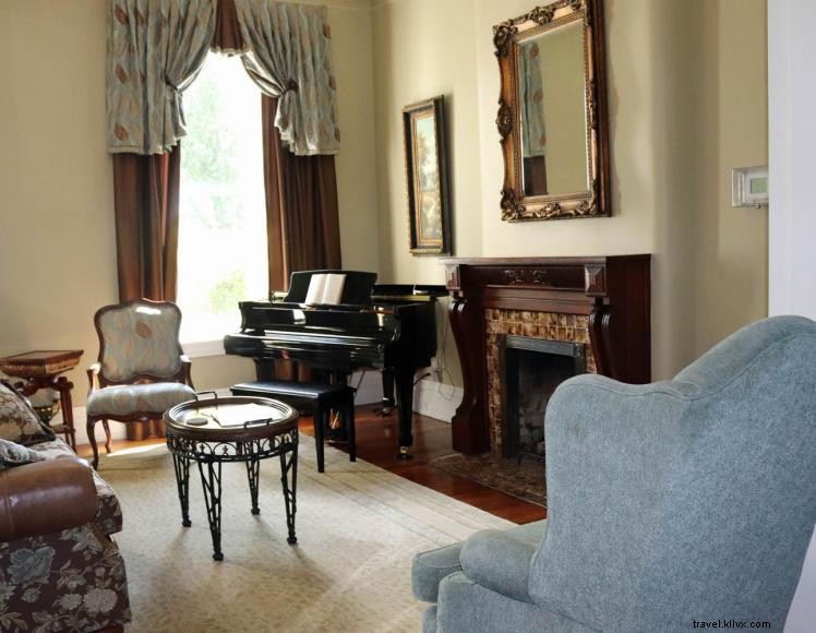 Riverside Inn & B&B – Elegant Ohio River Retreat with Suites, Dining & Event Spaces