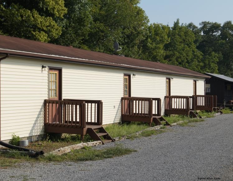 Riverside Retreat: Cozy Riverside Motel Near Helm’s Landing Boat Ramp