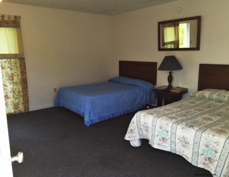 Riverside Retreat: Cozy Riverside Motel Near Helm’s Landing Boat Ramp