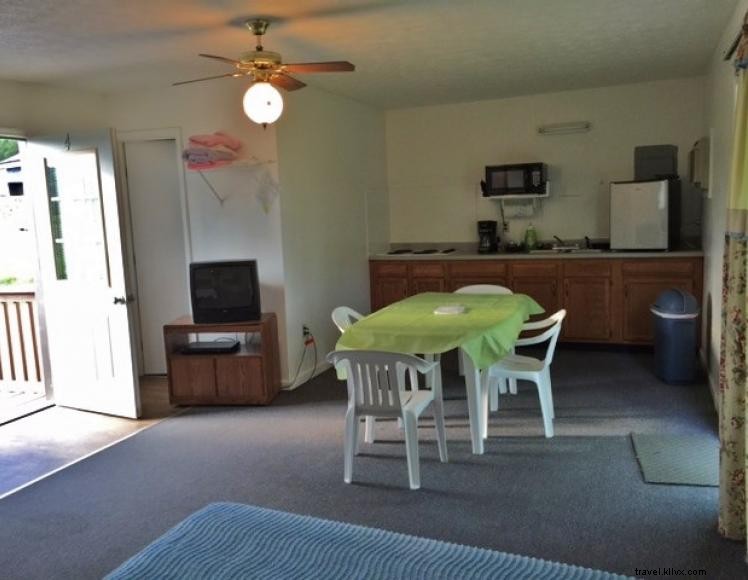 Riverside Retreat: Cozy Riverside Motel Near Helm’s Landing Boat Ramp