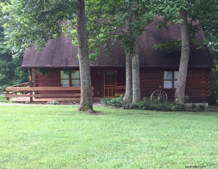 Sackett’s Lake Bluff Cabins – 3‑Bedroom Waterfront Retreat Near Lee’s Ford Marina