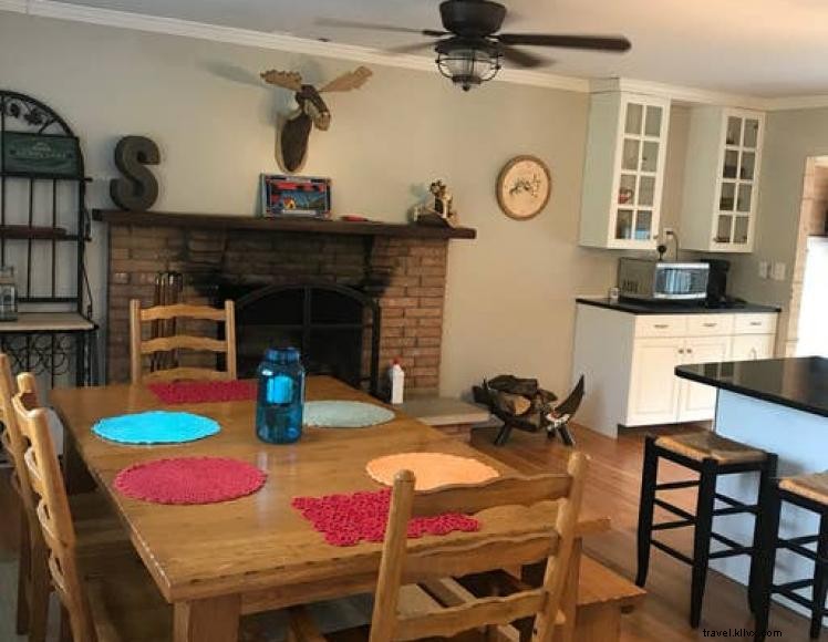 Strehl Lakeside Retreat – 4‑Bedroom Lake Cumberland Vacation Home with Deck, Fire Pit & Marina Access