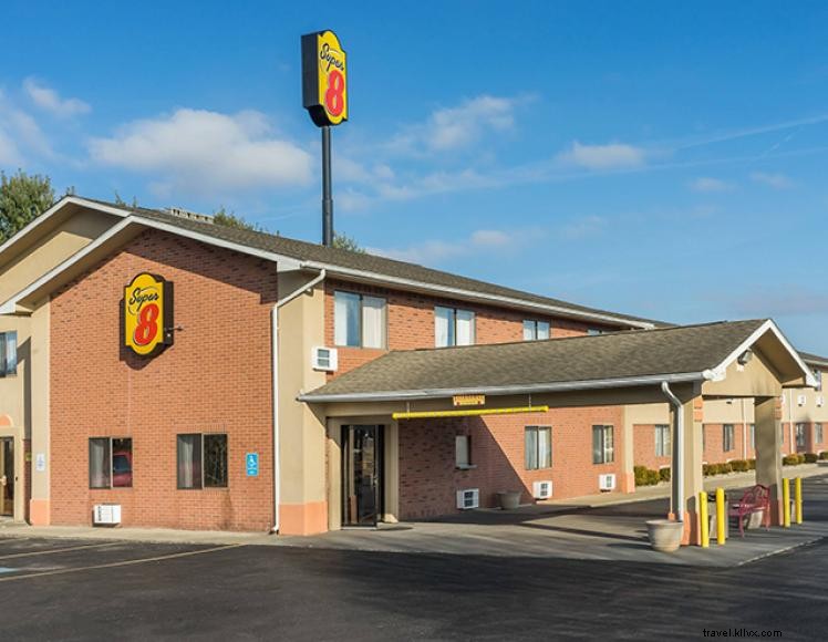 Super 8 Inn & Suites Munfordville – Comfort, Convenience, and Jacuzzi Rooms
