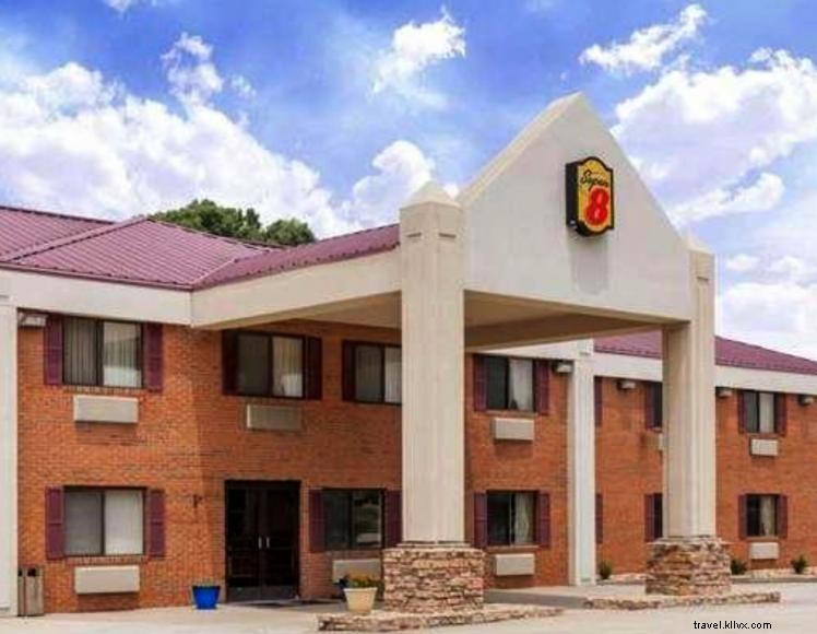 Super 8 Eddyville – Convenient Stay Near Water Park & Outlet Mall