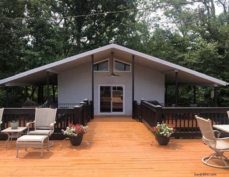 TT’s Treehouse – Oak‑Vaulted Guesthouse Near Lake Cumberland