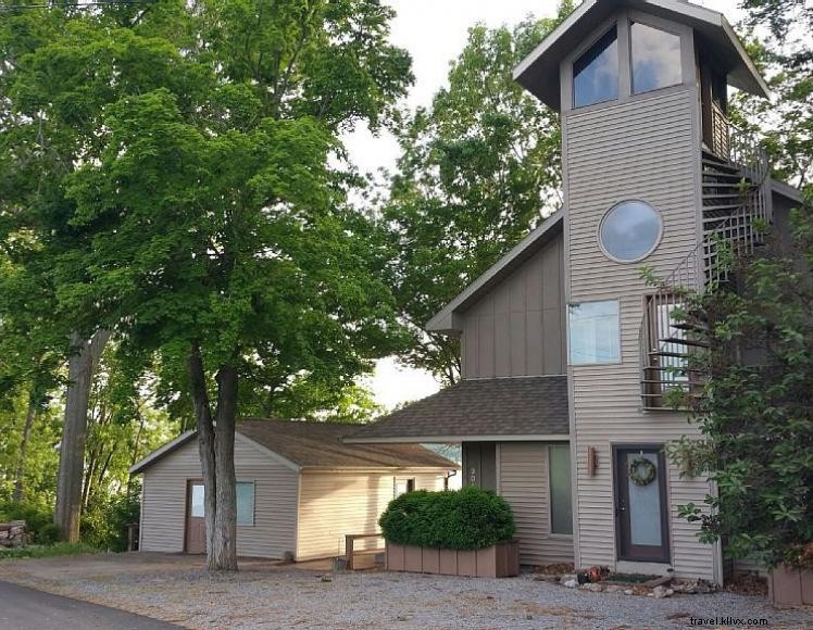Tower House Retreat – Private Cabin in Cadiz, KY