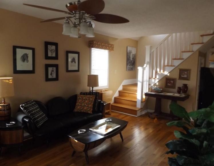 The Cottage – Authentic Kentucky Retreat with Private Deck & Bourbon‑Inspired Decor