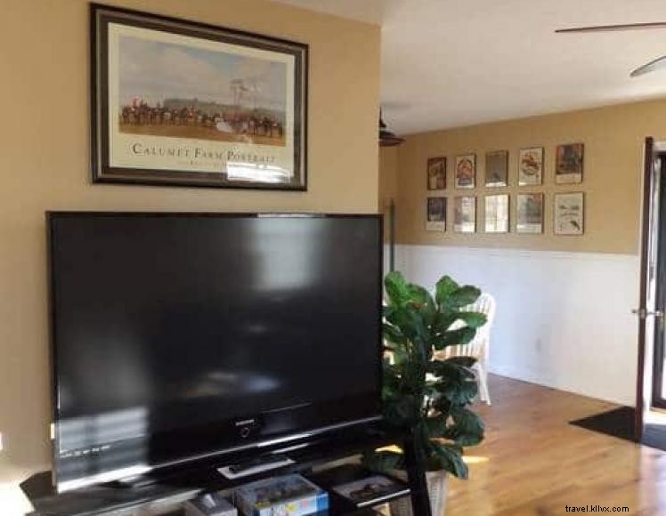 The Cottage – Authentic Kentucky Retreat with Private Deck & Bourbon‑Inspired Decor