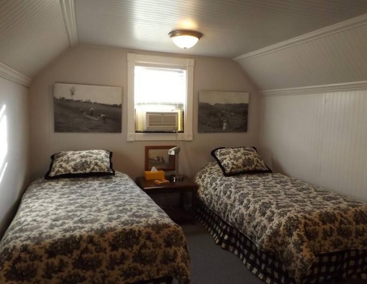 The Cottage – Authentic Kentucky Retreat with Private Deck & Bourbon‑Inspired Decor