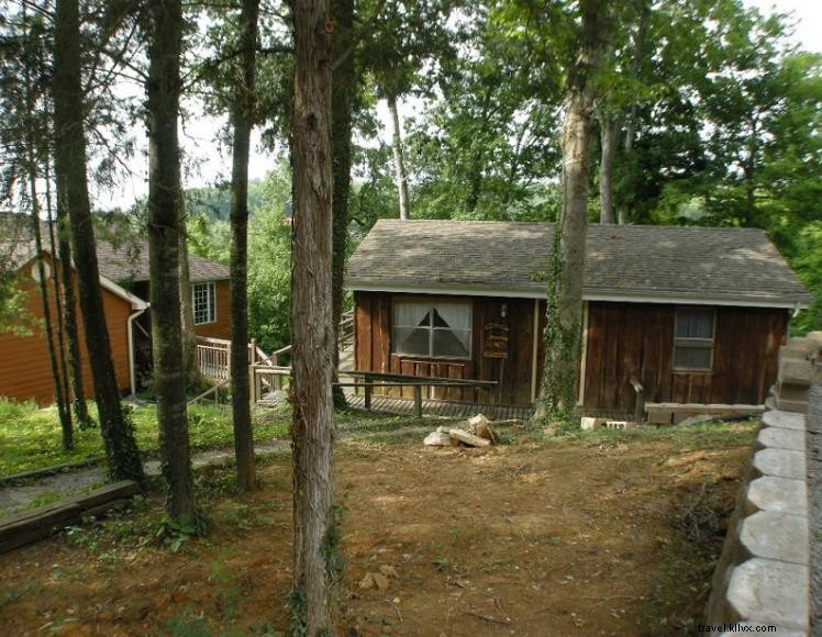 Charming 2‑Bedroom Cottage with Hot Tub & Pond Views – 56 Golden Pond Rd, Monticello, KY