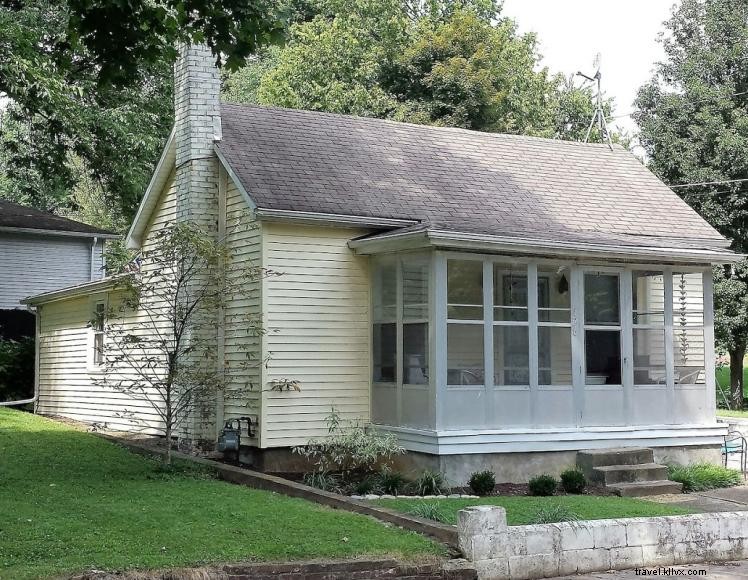 Goldenrod Cottage: Cozy Retreat in Bardstown’s Historic Neighborhood