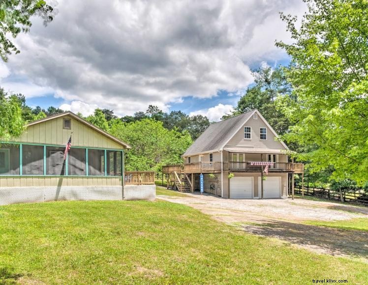 Charming Lakeside Cottage – 3 Beds, 2.5 Baths – Ideal for Family Getaways