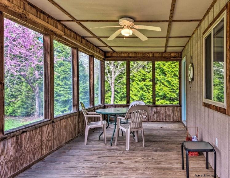 Charming Lakeside Cottage – 3 Beds, 2.5 Baths – Ideal for Family Getaways