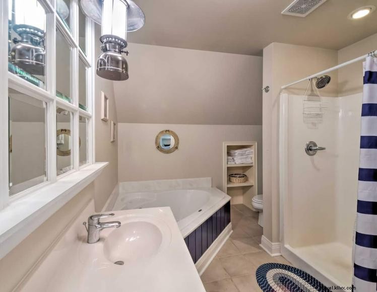 Charming Lakeside Cottage – 3 Beds, 2.5 Baths – Ideal for Family Getaways