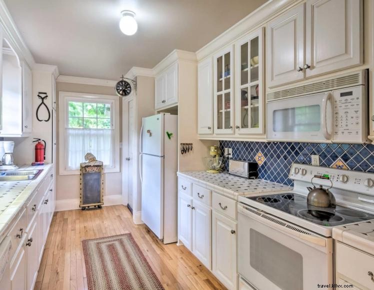 Charming Lakeside Cottage – 3 Beds, 2.5 Baths – Ideal for Family Getaways