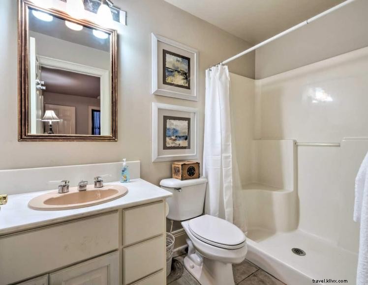 Charming Lakeside Cottage – 3 Beds, 2.5 Baths – Ideal for Family Getaways