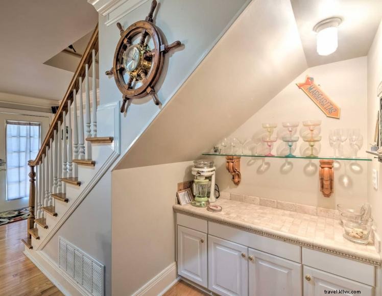 Charming Lakeside Cottage – 3 Beds, 2.5 Baths – Ideal for Family Getaways