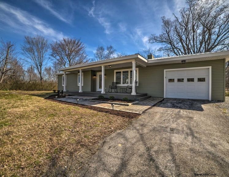 Walk to Kentucky Lake & Town from Your Grand Rivers Vacation Home