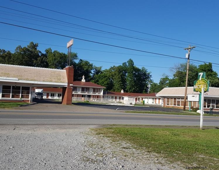 Burnside 7 Gables Motel – Modern Comfort in Historic Downtown