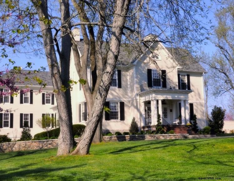 A Storybook Inn: Historic Kentucky Bed & Breakfast with Lakeside Charm