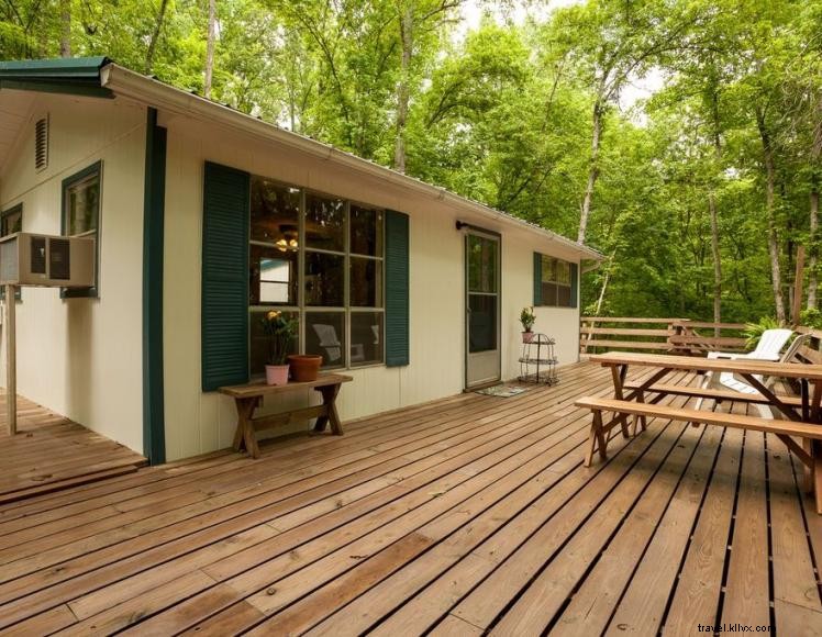 Charming Lake Cumberland Cabin – Secluded Retreat with Spacious Deck and Lake Views