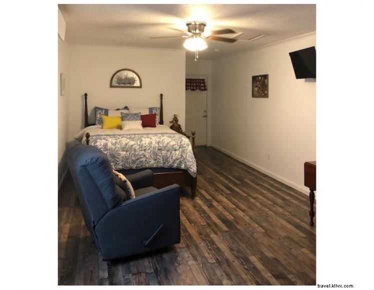 Bourbon Oak Hideaway 1 – Cozy Farmhouse Studio in Bardstown, KY