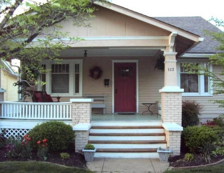 Historic 1922 Bungalow in Downtown Bardstown – 2 Bed, 2 Bath, Continental Breakfast