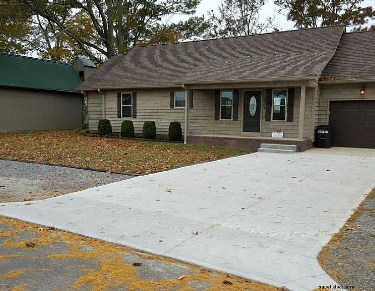 Bridgeview Cottage – Charming Riverfront Retreat in Cadiz, KY